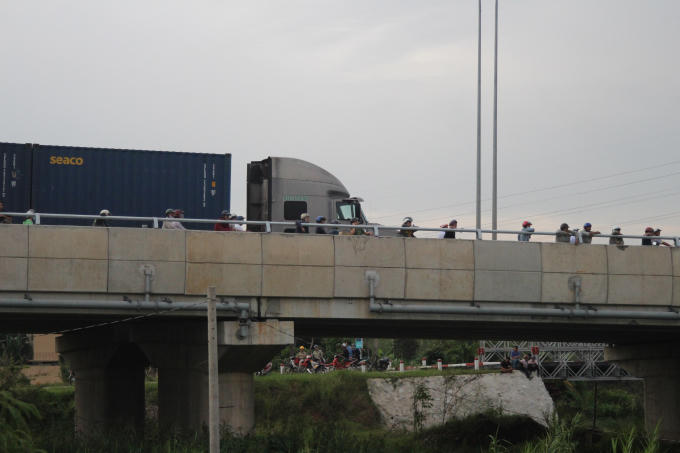 Xe máy dừng đỗ trên cáo tốc để theo dõi vụ việc.