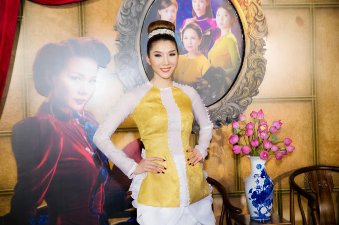 Được nhà thiết kế Thuỷ Nguyễn thiết kế riêng chiếc áo bà ba và đầm cách diệu, Ngọc Quyên nổi bật và đẹp hơn trong ngày ra mắt phim Mẹ Chồng.