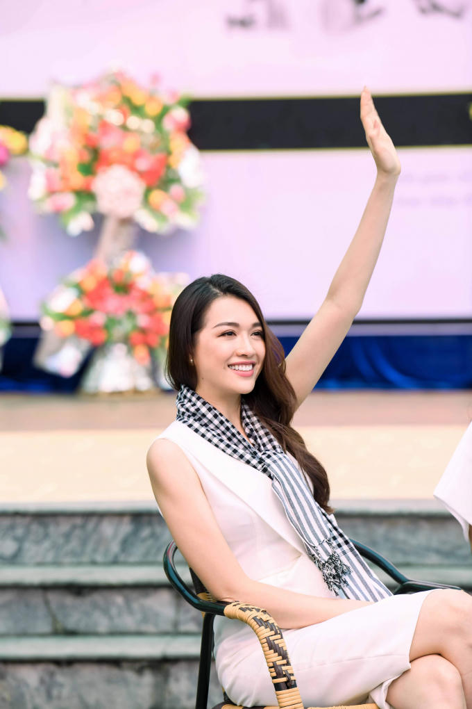 Các người đẹp hoa hậu vượt núi tặng sách cho thanh niên vùng cao