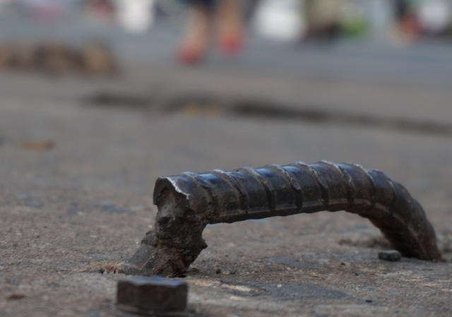 Chiếc móc sắt "bẫy" du khách trên vỉa hè Sài Gòn.