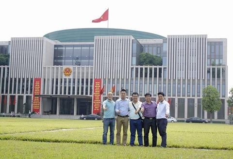 Các thành viên Ban tổ chức Cúp bóng đá Tứ hùng tháng 5 chụp ảnh lưu niệm tại Ba Đình - Hà Nội.