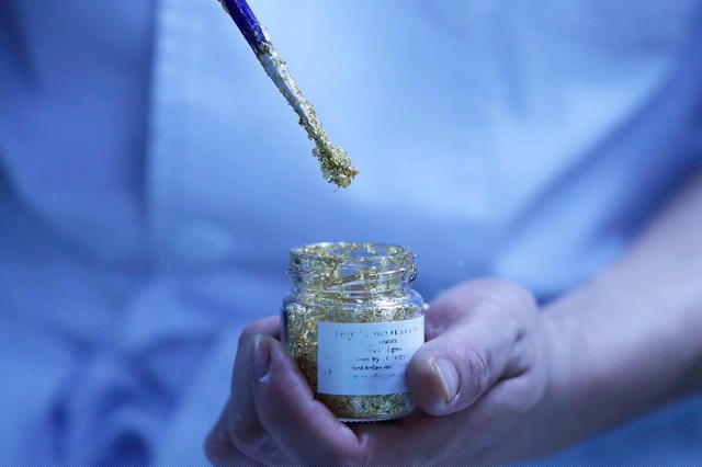 Lọ vảy vàng trong phòng bếp khách sạn. (Ảnh: Luong Thai Linh / EPA)