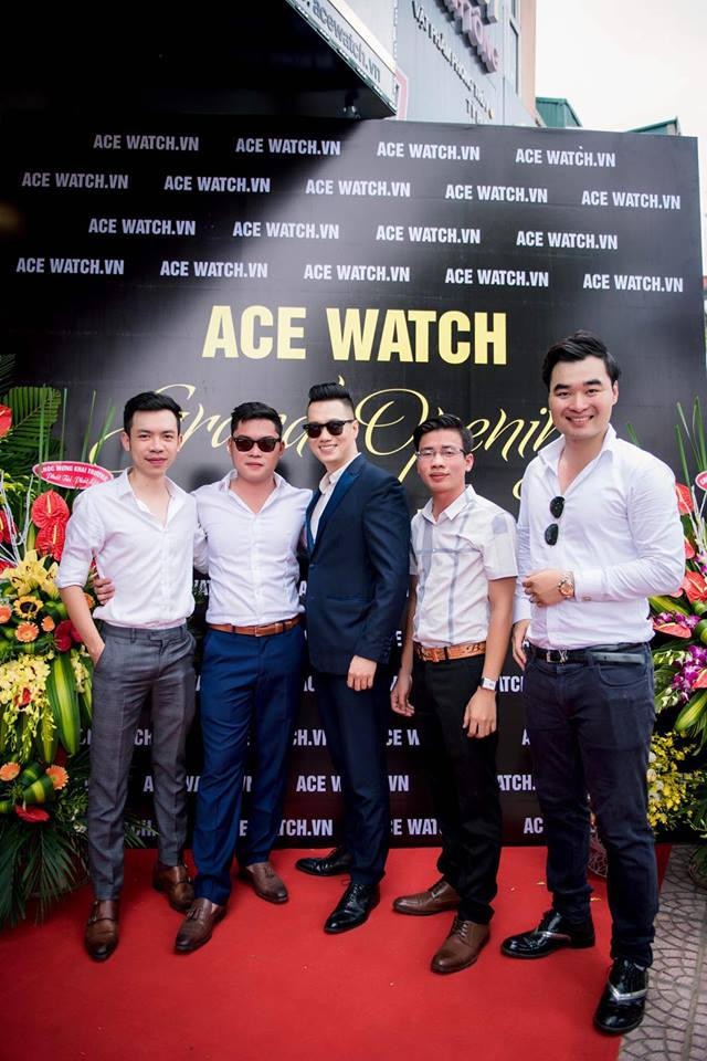 “Cậu ấm” nhà Phan Thị chụp ảnh khai trương ACE WATCH.