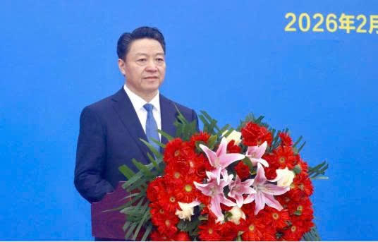 Ông Khưu Minh Hồng, Thị trưởng Chính quyền nhân dân TP Phòng Thành Cảng (Quảng Tây, Trung Quốc), phát biểu tại lễ khởi động.