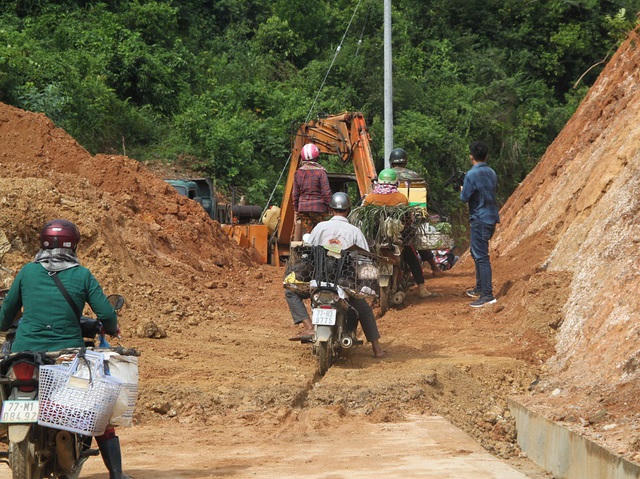 Tình trạng sạt lở núi đã xảy ra tại xã vùng Canh Vinh, huyện An Lao (tỉnh Bình Định), khiến người dân đi lại khó khăn.
