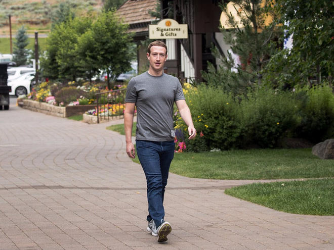 Mỗi chiếc áo trông có vẻ "bình dân" của Mark Zuckerberg có giá hàng trăm, nghìn đô.