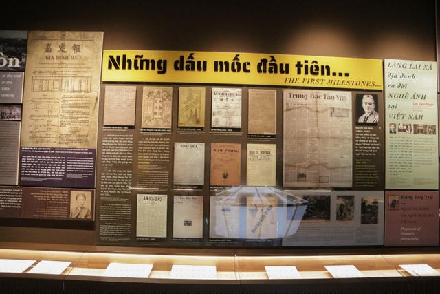 Bảo tàng đưa người xem đi theo 5 giai đoạn nổi bật của nền báo chí Việt Nam. Giai đoạn với những dấu mốc đầu tiên 1865-1925, giai đoạn 1925-1945, Báo chí chiến khu gia đoạn 1945-1954, Làm báo dưới hầm giai đoạn 1954-1975, Báo chí đổi mới cùng đất nước giai đoạn 1975 đến nay.