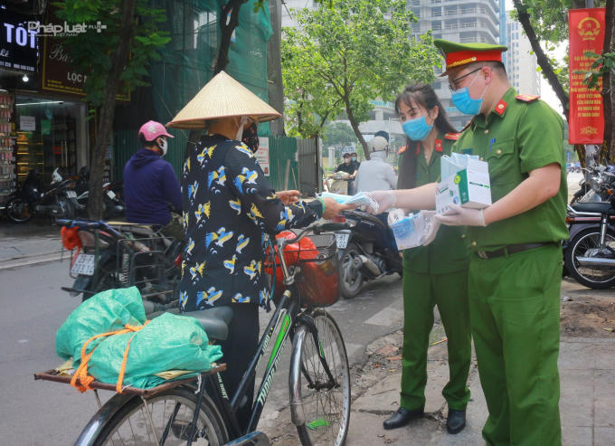 Việc cấp phát khẩu trang miễn phí cho người dân là một hoạt động rất ý nghĩa và kịp thời.
