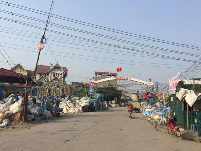 Rác thải tại thôn Minh Khai chất thành núi.