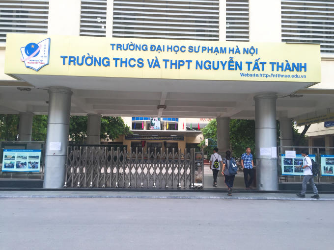 Theo quan sát của PV báo Pháp luật Plus, tại điểm thi trường Đại học Sư phạm Hà Nội – Trường THCS và THPT Nguyễn Tất Thành, các thí sinh và phụ huynh có mặt từ rất sớm để chuẩn bị bước vào môn thi đầu tiên.