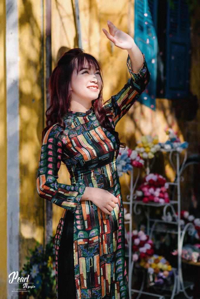 Không cần váy áo lộng lẫy, kiêu sa, mà chính những bộ áo dài duyên dáng này giúp Gia Hân nhận được rất nhiều sự yêu quý từ khán giả.