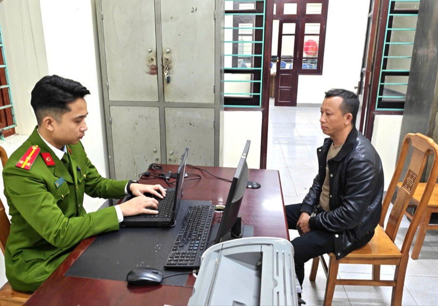 Cơ quan Cảnh sát điều tra Công an tỉnh Quảng Ninh làm việc với Dương Văn Dinh để làm rõ hành vi vi phạm quy định về tham gia giao thông đường bộ.