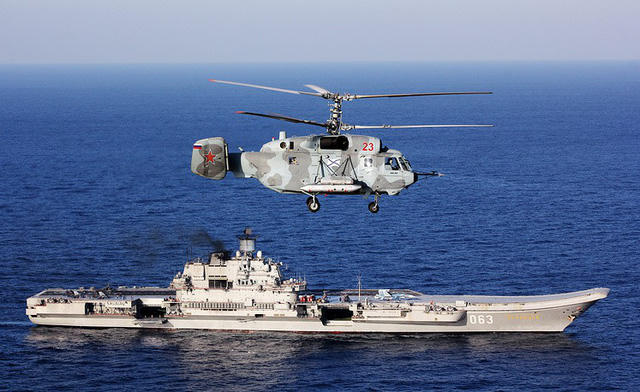 Hạm đội phương Bắc chịu trách nhiệm bảo vệ khu vực phía tây bắc của Nga, có thể tiếp cận Đại Tây Dương và Bắc Băng Dương từ các căn cứ trên biển Barents và biển Na Uy. Trong ảnh: Trực thăng Kamov Ka 52 bay trên tàu sân bay Đô đốc Kuznetsov thuộc biên chế của Hạm đội phương Bắc Nga.