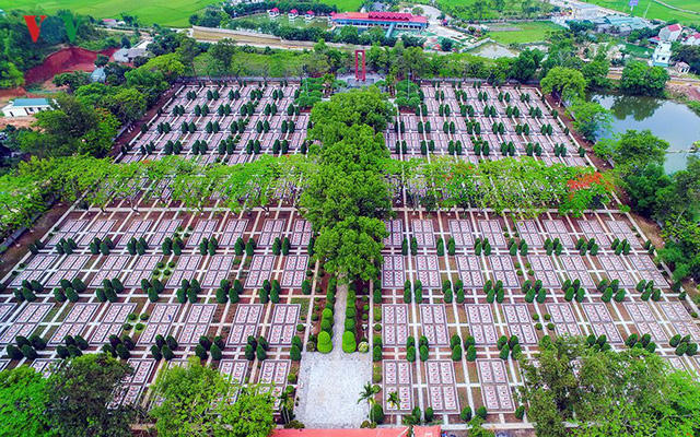 Nghĩa trang Liệt sỹ Độc Lập nằm gần khu Di tích đồi Độc Lập với hơn 2400 mộ, tổng diện tích 3,3ha. Vào những dịp lễ, tết và đặc biệt là ngày thương binh liệt sỹ 27/7, tại đây luôn có hàng ngàn người từ khắp nơi đổ về thắp hương tưởng niệm các anh hùng liệt sỹ.