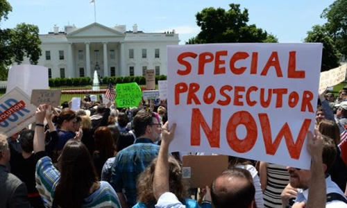 Người dân Mỹ biểu tình trước cổng Nhà Trắng, yêu cầu điều tra mối quan hệ giữa Trump và Nga hôm 10/5 sau quyết định sa thải giám đốc FBI James Comey. Ảnh: UPI