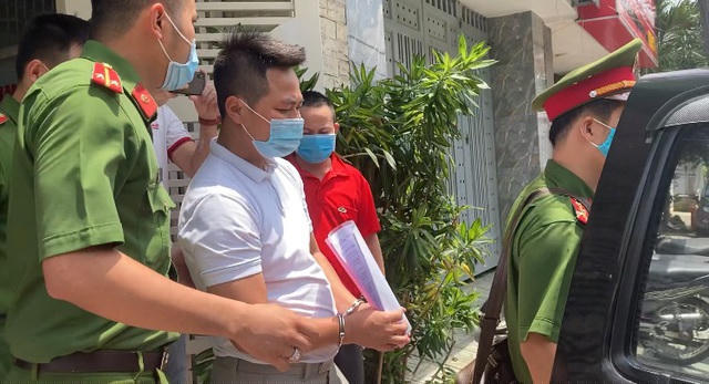 Ông Đỗ Sơn Tùng bị bắt giữ cùng các tài liệu tang vật vào trưa 27/8 (Ảnh: Khoa Nam)