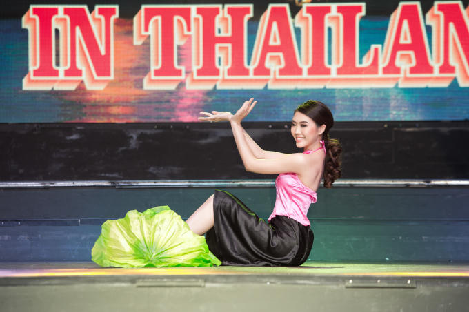 Cô chọn ca khúc “Quê Hương” làm nhạc nền cho bài múa ngợi ca quê nhà.