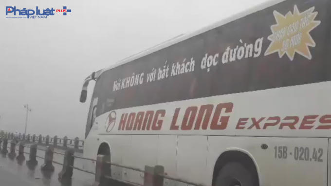 Ngay cả xe khách cũng đi sai làn.