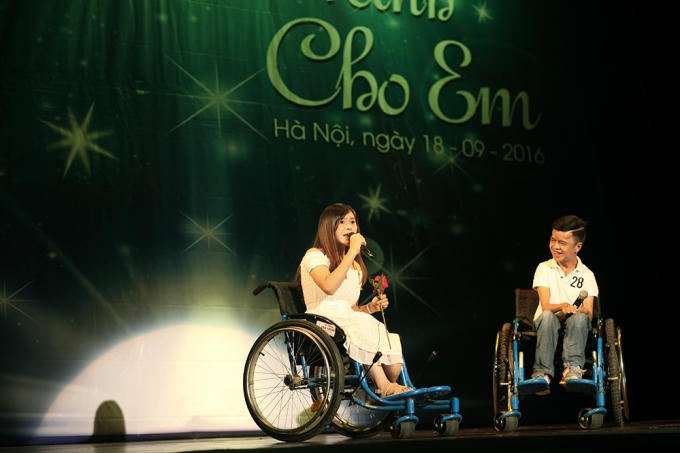 Phần biểu diễn của Phong Kỳ và Đinh Thị Phương với ca khúc "Nghi ngờ".