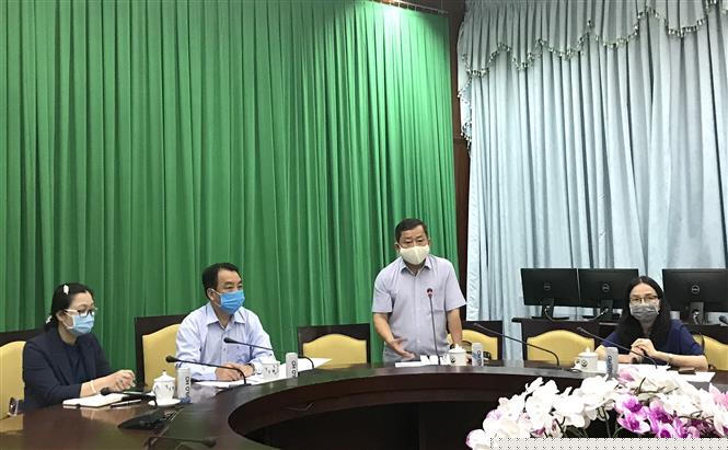 Giám đốc Sở Y tế tỉnh Vĩnh Long Văn Công Minh phát biểu tại cuộc họp.