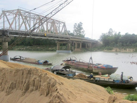 Một bến cát trên sông La chưa được cấp phép bến thủy nội địa ở Đức Thọ.