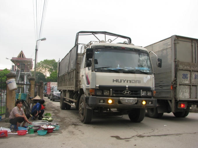 Chưa kể, nhiều tiểu thương cũng "không ngại" buôn bán ngay tại cầu, gần các phương tiện tham gia giao thông.