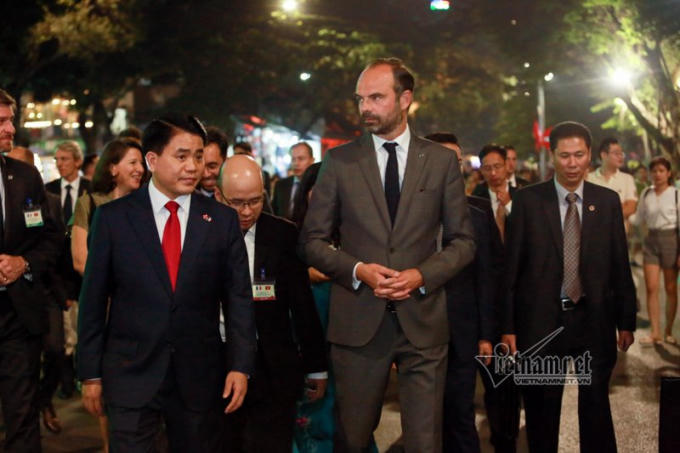 Thủ tướng Pháp và Chủ tịch UBND Hà Nội Nguyễn Đức Chung đi dạo quanh phố đi bộ hồ Gươm