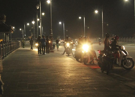 Lực lượng chức năng hiện vẫn túc trực tại hiện trường, tiến hành tìm kiếm.