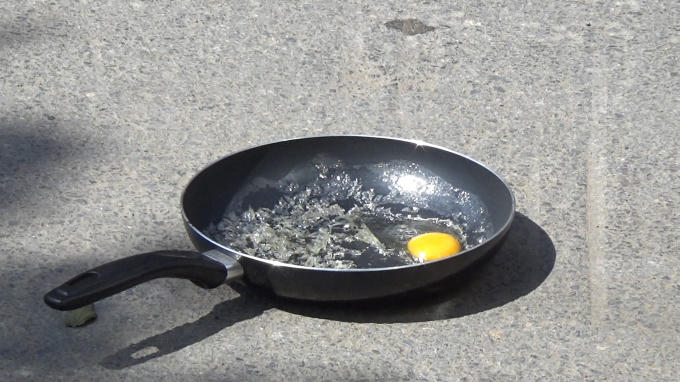 Phóng viên Pháp luật Plus đã làm một thử nghiệm nhỏ, chỉ sau 30 - 45 phút quả trứng trong chảo để dưới trời nắng mặt trời đã có hiện tượng khô chín...