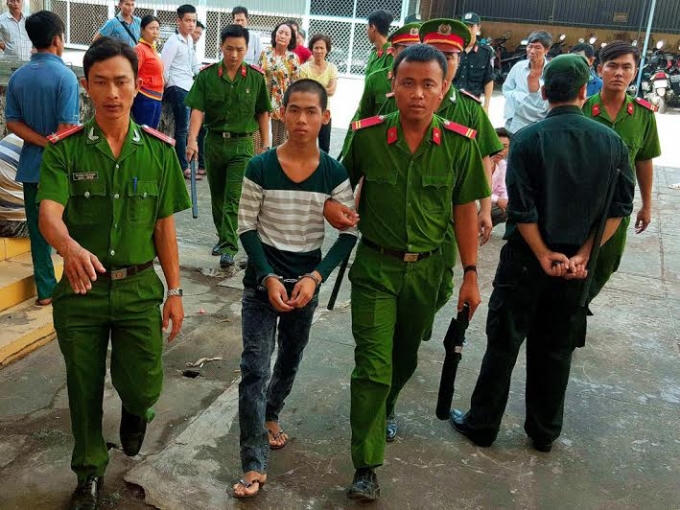 Một thiếu niên 16 tuổi gây án giết người bị đưa ra xét xử tại Bạc Liêu.