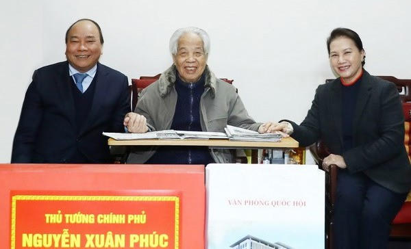 Thủ tướng Nguyễn Xuân Phúc và Chủ tịch Quốc hội Nguyễn Thị Kim Ngân đến thăm, chúc thọ nguyên Tổng Bí thư Đỗ Mười dịp xuân Mậu Tuất vừa qua.