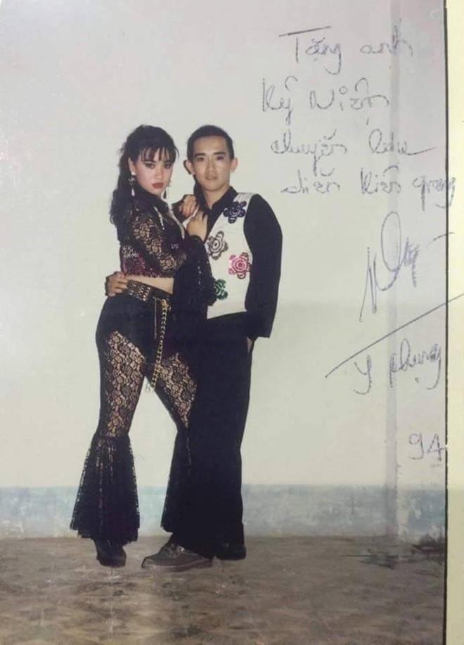 Minh Thuận trong tấm ảnh chụp chung với Y Phụng năm 1994. "Tặng anh, kỷ niệm chuyến lưu diễn Kiên Giang", Y Phụng viết. Hình ảnh này vẫn được Minh Thuận giữ lại sau nhiều năm.