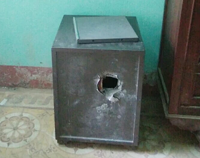 Két sắt tại phòng Kế toán của UBND xã Thượng Long bị trộm đục 1 lỗ.
