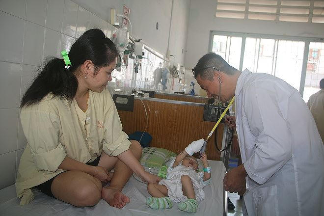 Bác sĩ Bằng điều trị cho bệnh nhi 6 tháng tuổi