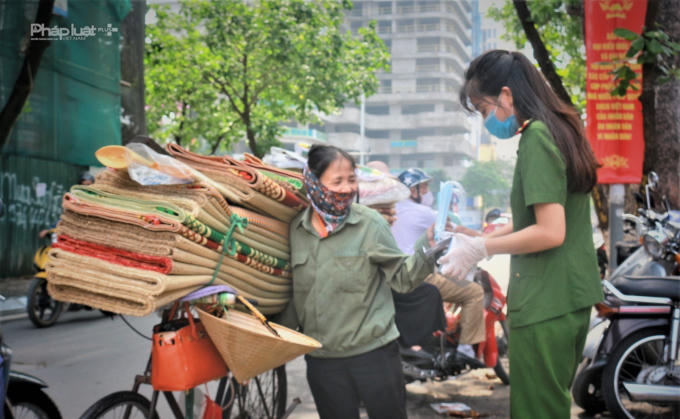 Các lực lượng chủ động tỏa ra các vị trí xung quanh khu vực chợ để tuyên truyền,hướng dẫn người dân thực hiện đeo khẩu trang đúng cách.