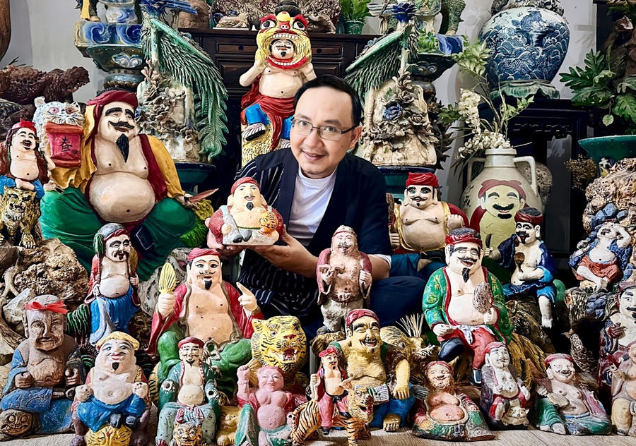 Thạc sĩ Nguyễn Hiếu Tín - Giảng viên Đại học Tôn Đức Thắng, TP Hồ Chí Minh là tác giả của bộ sưu tập trên 1000 ông địa với muôn vàn sắc thái văn hóa dân gian.