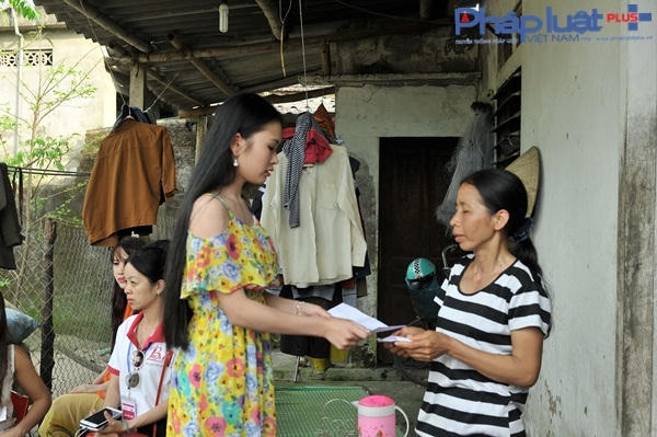 Top 15 Người đẹp Ảnh Việt Nam xúc động khi đến Ngã ba Đồng Lộc