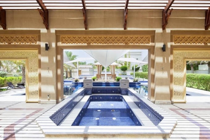 9. Biệt thự Emirates Hills 6 ph&ograve;ng ngủ với gi&aacute; 16,6 triệu USD: Biệt thự n&agrave;y ph&ocirc; trương sự sang trọng với khu&ocirc;n ng&agrave; v&agrave; mạ v&agrave;ng, đ&agrave;i phun nước hai tầng ở sảnh ch&iacute;nh.