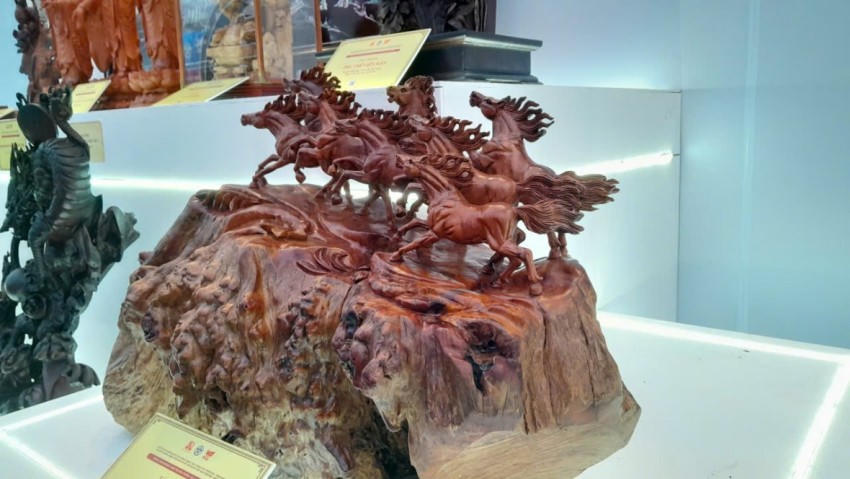 Nhiều sản phẩm làng nghề truyền thống được giới thiệu trực tiếp tới người tiêu dùng. Trong ảnh là tác phẩm "Mã Đáo Thành Công" được tạc trên gỗ nu hương.