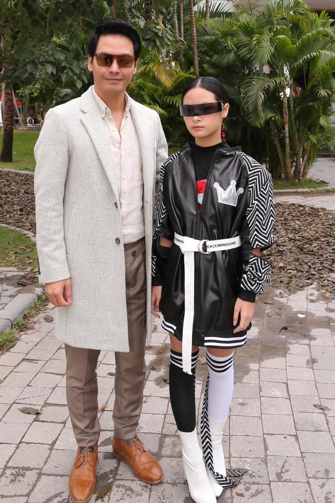 MC Phan Anh lùi về phía sau chăm sóc cho con gái.