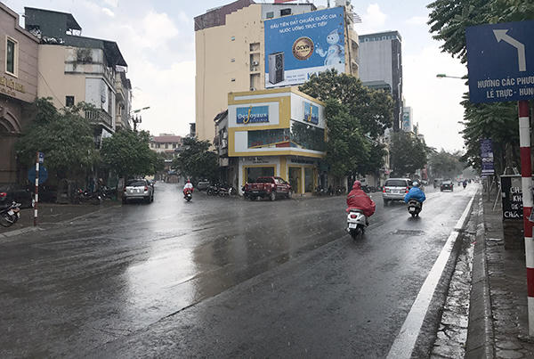 Tại một số khu vực, mặt đường đã hạ nhiệt phần nào sau trận mưa trưa nay.