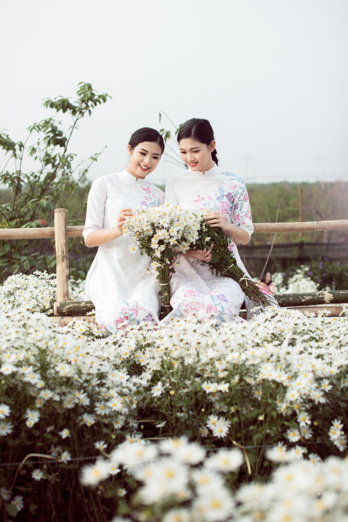 Bộ sưu tập &aacute;o d&agrave;i 'Hương đồng nội' do Ngọc H&acirc;n thiết kế lấy cảm hứng từ h&igrave;nh ảnh những b&ocirc;ng hoa c&uacute;c họa mi dịu d&agrave;ng, thanh khiết.&nbsp;