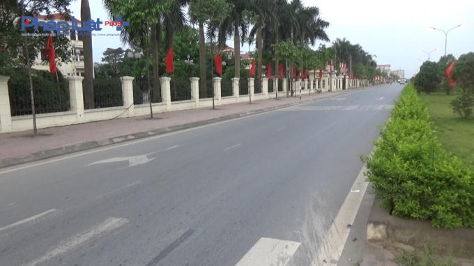 Trái ngưới với các vị trí trên, con đường dài hơn 50m phía trước cổng UBND huyện Văn Lâm rất đẹp, không hề bị nứt, hỏng, không có ổ gà, ổ voi.