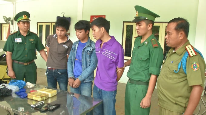 Các đối tượng cùng tang vật bị lực lượng chức năng bắt giữ.
