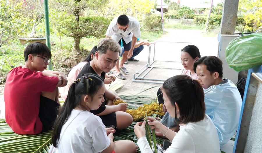 Trong khi người lớn làm khung bàn thờ Tổ quốc, thành kính “mời Bác về ăn Tết”, thì trẻ nhỏ cũng háo hức tham gia, tự do sáng tạo với nhiều cách trang trí sinh động.