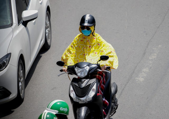 Một số người còn khoác cả khăn trùm kín người khi ra đường.