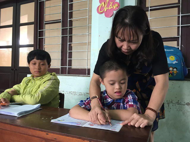 Với tình thương với các em học sinh khuyết tật, các cô giáo luôn kiên trì, nỗ lực hết mình để dìu dắt học sinh vươn lên, hòa nhập cộng đồng.