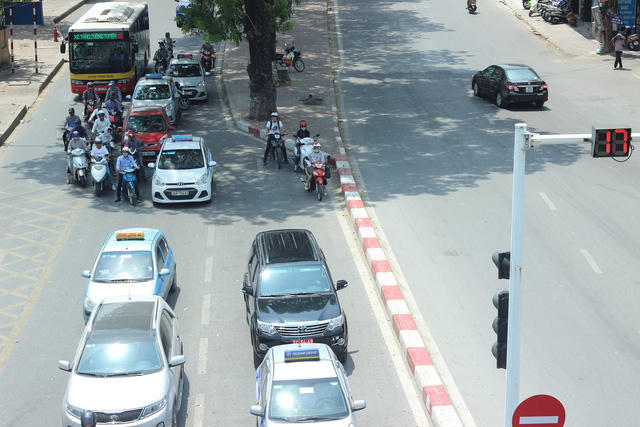 Những người có việc phải lưu thông trên đường vào những ngày này tại Hà Nội đều có chung cảm giác khó chịu, ngộp thở và bóng rát như bị tạt lửa vào người. Trên nhiều tuyến đường, người dân tranh thủ đứng chờ đèn đỏ dưới những tán cây xanh để “giảm nhiệt”.