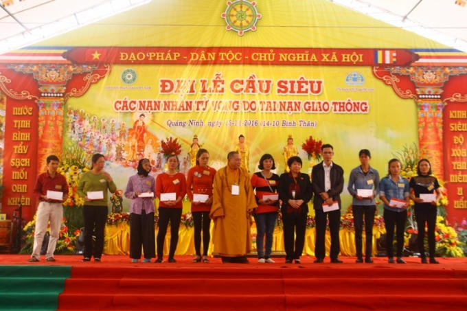 Ban tổ chức trao qua cho các thân nhân nạn nhân bị tai nạn giao thông (ảnh Việt Hưng).