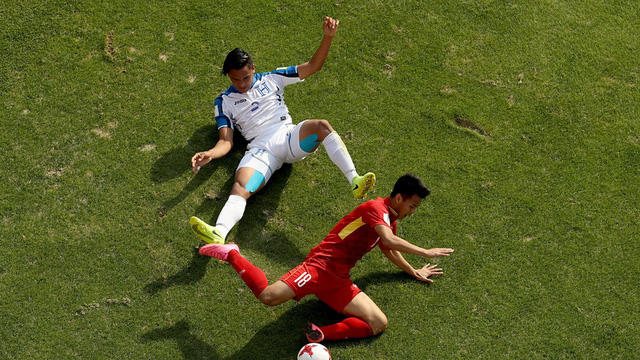 Các cầu thủ chơi lăn xả và không ngại va chạm.